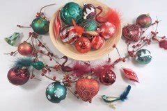 Ilustračné foto: Rôzne druhy vianočných ozdôb, vrátane sklenených gúľ a lamiet
