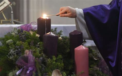 Ilustračné foto: Klasický adventný veniec so štyrmi sviečkami