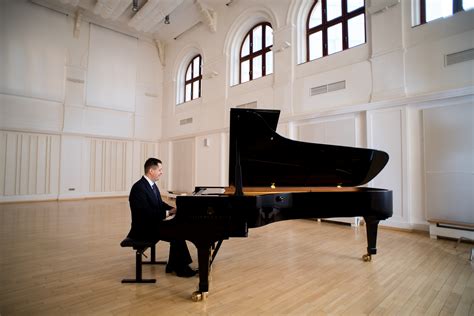 Klavirista Peter Zbranek počas vystúpenia na vianočnom večierku