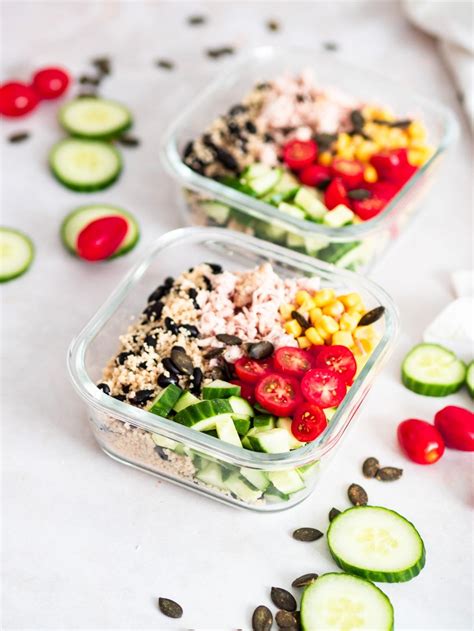 Detailná fotografia zdobenia vreciek a vkladania fotografií do krabičky