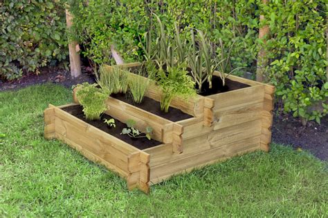 vyvýšený záhon s bylinkami a zeleninou