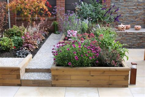 farebný kvetinový záhon s rôznymi druhmi kvetov