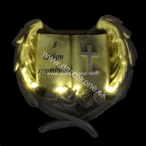 náhrobný kameň v tvare anjela so zapnutým solárnym svetlom