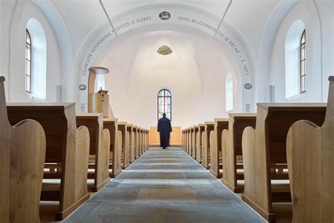 Tematické foto: Interiér alebo exteriér evanjelického kostola s pastorom