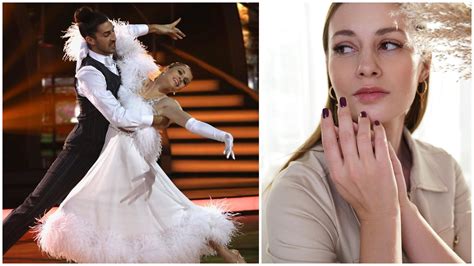 Mária Čírová na vianočnom pódiu v aréne, s bohatou svetelnou šou a publikom.