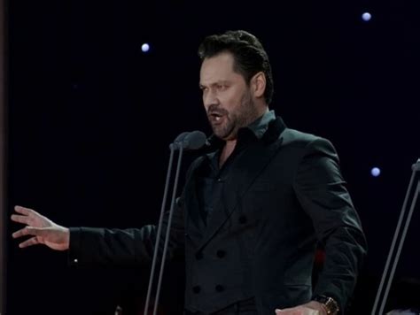 Ilustračná fotografia operného speváka na pódiu, osvetleného reflektorom