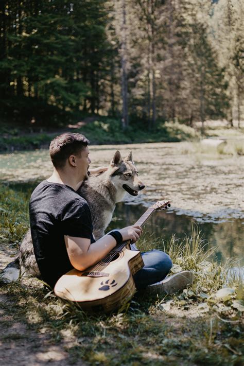 Peter Kulich hrajúci na gitare