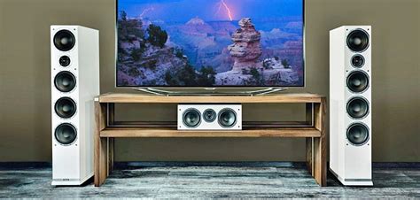 Ilustrácia pódiového osvetlenia a reproduktorov