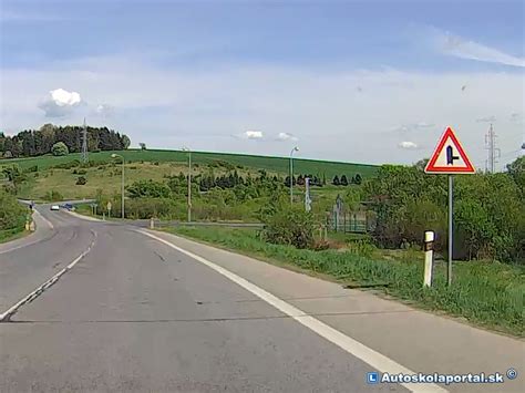 Dopravná schéma: Križovatka s hlavnou a vedľajšou cestou, dve autá na hlavnej, dve na vedľajšej, bez kríženia dráh