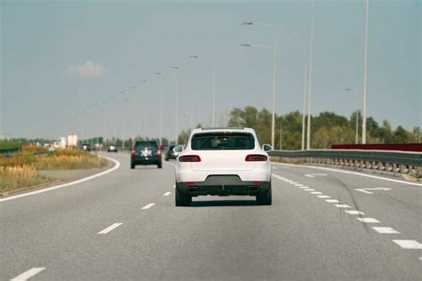 Dopravná schéma: Zelené auto na hlavnej ceste prechádza prvé, ostatné na vedľajšej za ním