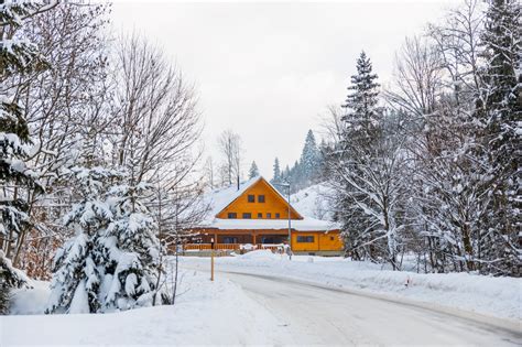 ilustračná fotografia zasneženého rodinného domu v zimnom období