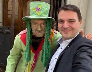 Schéma spoločenskej hierarchie pri zdravení a predstavovaní