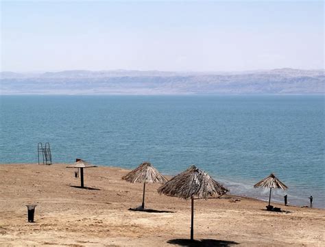 Ilustrácia páru na romantickej večeri v luxusnej reštaurácii