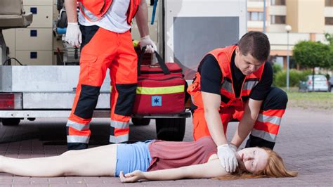 ilustračná fotografia lekára poskytujúceho prvú pomoc