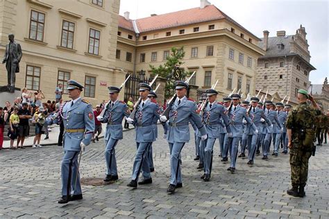 vojaci na bicykloch v dobových uniformách