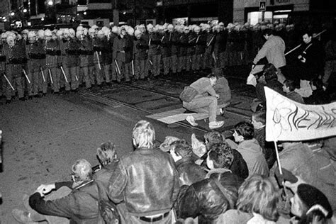 Rekonštrukcia 17. novembra 1989 na Národnej triede v Prahe pre seriál Vyprávěj, nočné natáčanie