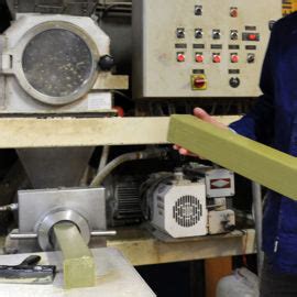 Detailne zobrazenie krokov výroby jednoduchého papierového anjelika