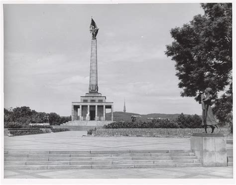 fotografia pamätníka na Slavíne v Bratislave