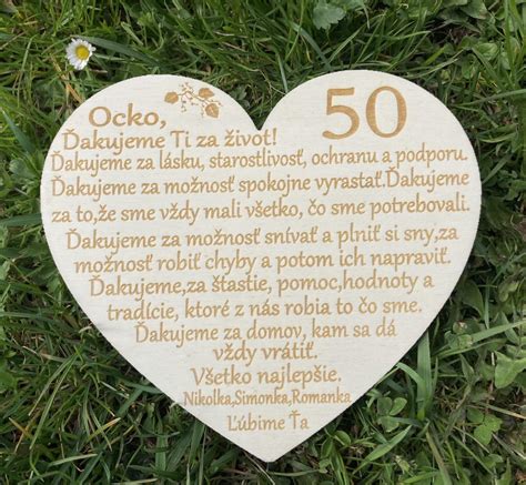 drevené srdiečka s podpismi vložené do rámu