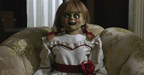 Ilustračná fotografia bábiky Annabelle v jej vitríne