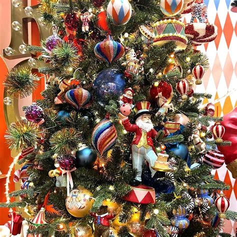 historická ilustrácia zdobenia vianočného stromčeka v meštianskej domácnosti