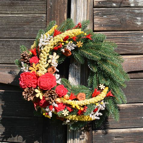 Fotografia tradičného venčeka z čečiny s vianočnými ozdobami