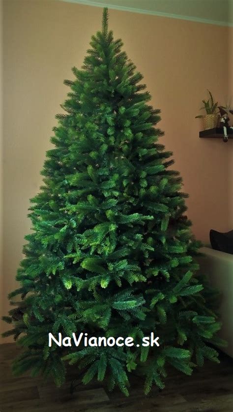 Detail 3D ihličia na umelom vianočnom stromčeku, ktoré imituje živé ihličie