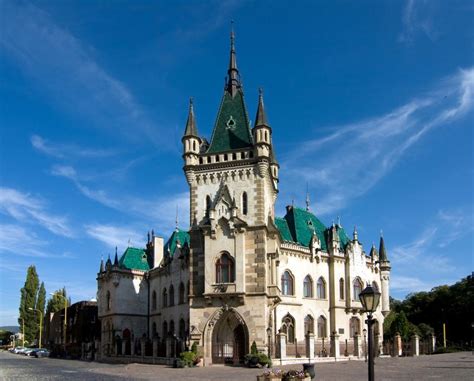 pohľad na Jakabov palác z Mlynskej ulice, ilustrujúci jeho novogotickú architektúru