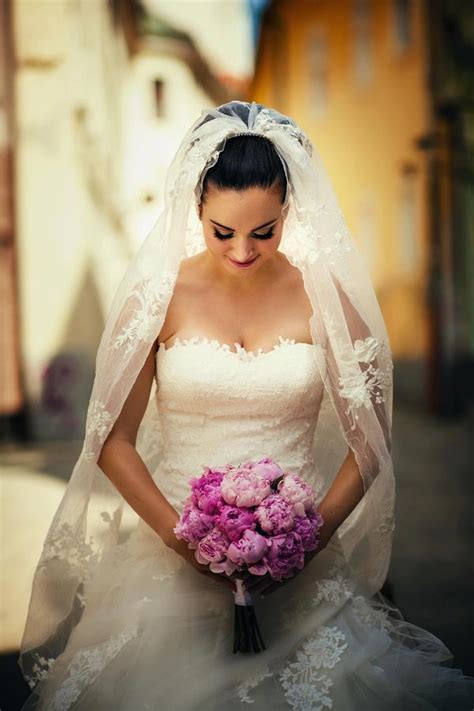 Nevesta prezerajúca si inšpirácie na Pintereste