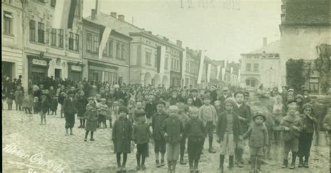 Dobová fotografia fašiangovej obchôdzky s rôznymi maskami