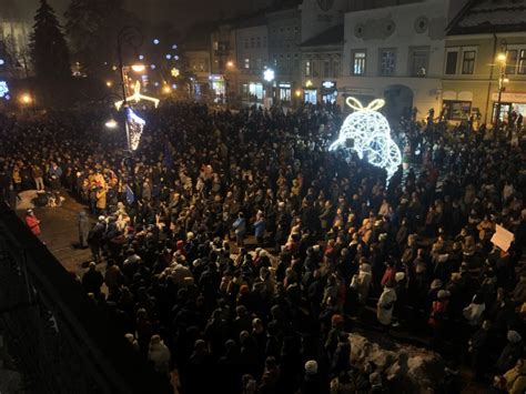 Záber na dav pútnikov a dobrovoľníkov počas slávnostného obradu blahorečenia na štadióne v Košiciach