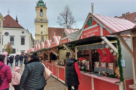 Pohľad na vianočné trhy v Štrasburgu s tradičnými drevenými domčekmi
