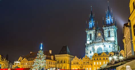 Vianočná atmosféra na viedenských trhoch s tradičnou výzdobou a osvetlením.