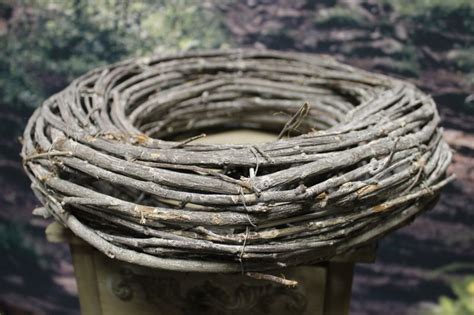 Ilustrácia prípravy kruhového základu pre veniec z konárikov.