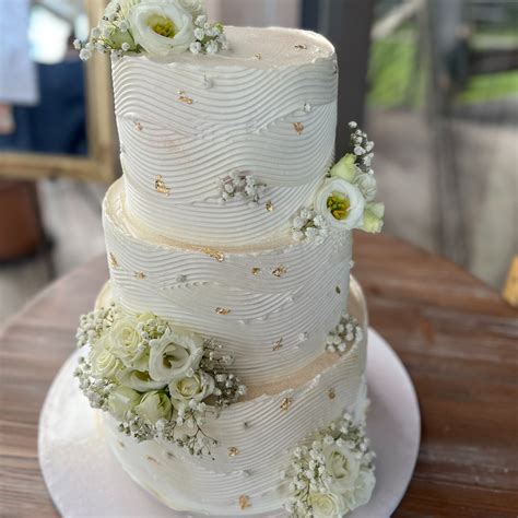 Svadobná torta v štýle naked cake s jedlými kvetmi