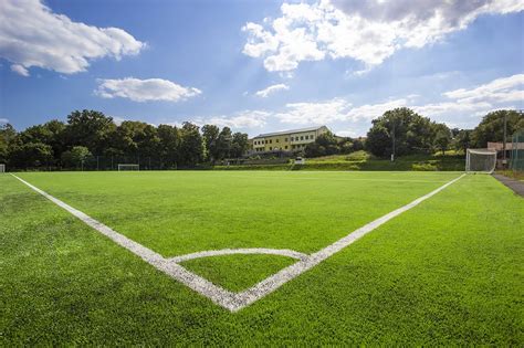 futbalové ihrisko s bránkami a trávnikom