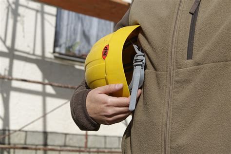 ilustrácia gréckeho muža s prilbou a štítom symbolizujúca odvahu a silu