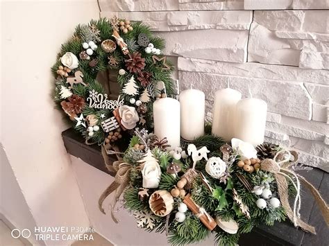 Detailný záber na adventný veniec s vrecovinou, šiškami a vetvičkami ihličnanov