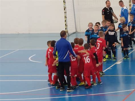 Fotografia futbalového tímu oslavujúceho víťazstvo na halovom turnaji.