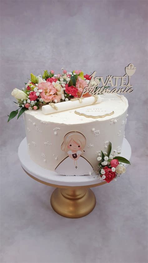 Moderná torta na prvé sväté prijímanie s jemnými kvetmi a zlatými detailmi