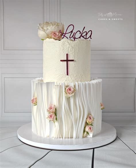 Ukážka rôznych techník zdobenia torty na prvé sväté prijímanie: krém, marcipán, jedlý papier