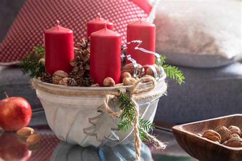 Inšpirácia pre adventný svietnik vytvorený z kovovej formy na bábovku zdobený ihličím a vianočnými ozdobami