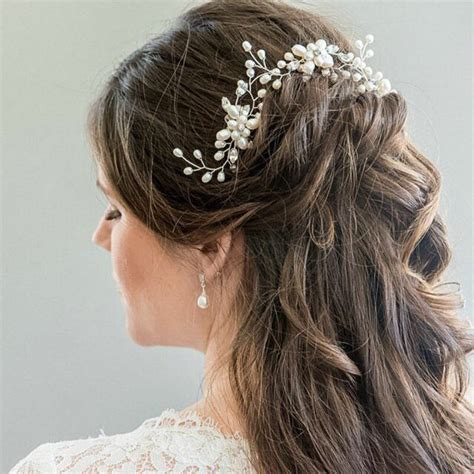 Návod na správne upevnenie kvetov do účesu