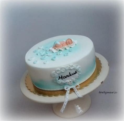 inšpiratívna fotografia dvojposchodovej torty na krst pre chlapca s jemnými modrými detailmi a dekoráciami