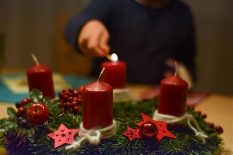 schéma: liturgické farby a poradie zapaľovania sviečok na adventnom venci