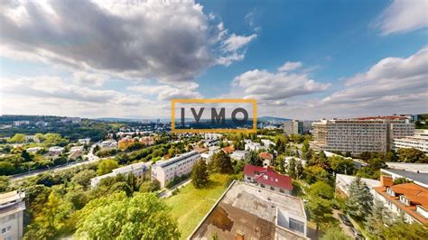 panoramatický výhľad na Hotel Dam obklopený prírodou