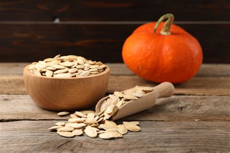 Ilustrácia opečených tekvicových semienok a tekvicovej polievky.