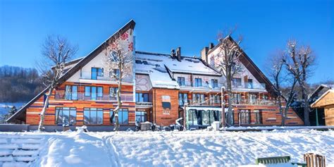 Zimná idylka v kúpeľnom areáli s wellness a zasneženou krajinou