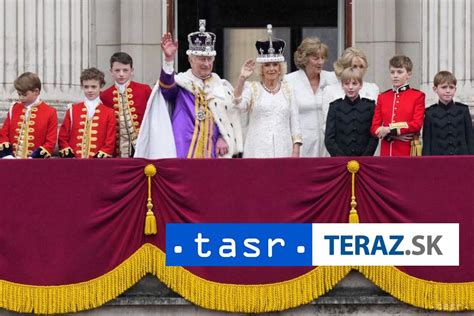 Fotografia celebrít a členov kráľovskej rodiny prichádzajúcich na svadobný obrad do Windsorskej kaplnky