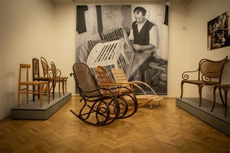 Historická fotografia fabriky Thonet vo Veľkých Uherciach alebo zábery dobového ohýbaného nábytku.